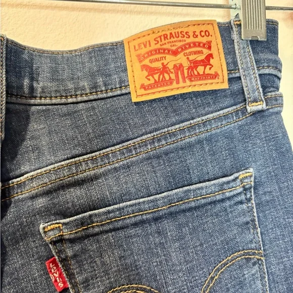 Levi’s Women’s 311 Shaping Skinny Denim Capri Pants #18 - Picture 4 of 5